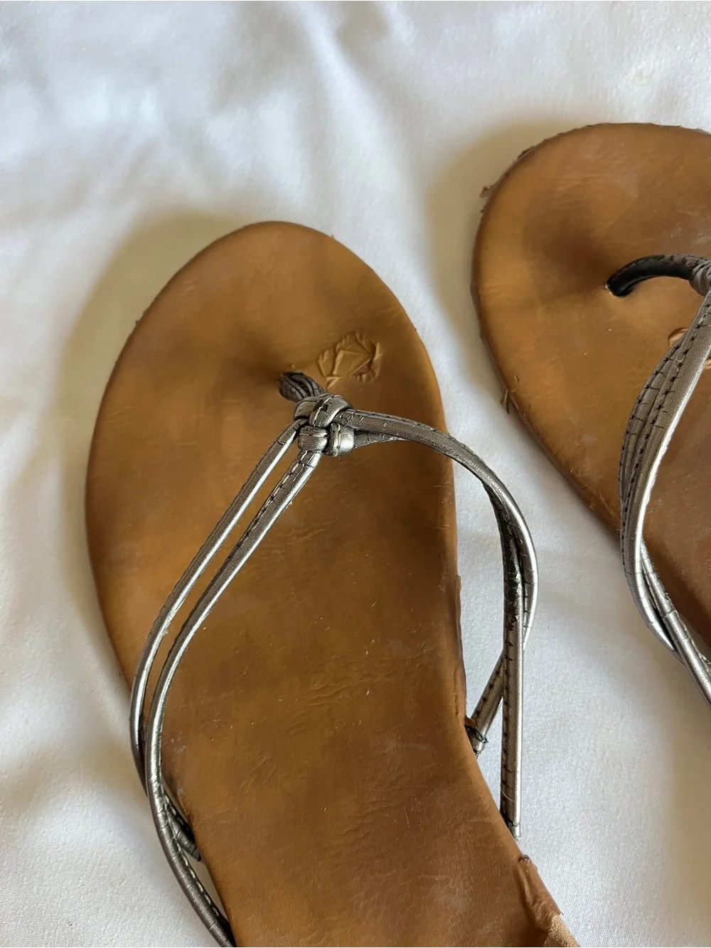 Women's Silver Metallic Strappy Sandals Flip Flops Tan Leather Footbed Size 5.5